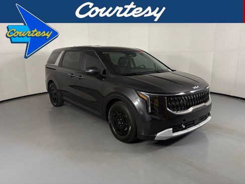 Used 2025 Kia Carnival image 1