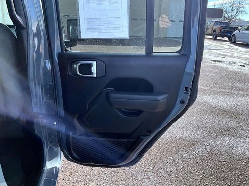 Used 2025 Jeep Gladiator Sport image 19