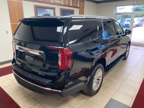 Used 2023 GMC Yukon XL SLT AWD/4WD image 3