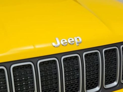 Used 2023 Jeep Renegade Latitude AWD/4WD image 12