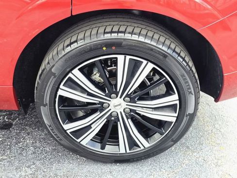 Used 2022 Volvo XC60 B5 Inscription image 5
