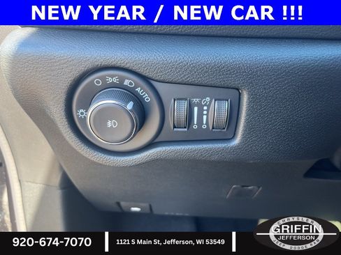 Used 2025 Chrysler Pacifica Select image 16