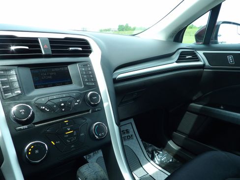 Used 2013 Ford Fusion SE FWD image 16