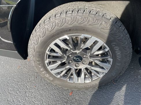 Used 2025 Chevrolet Suburban Z71 image 14