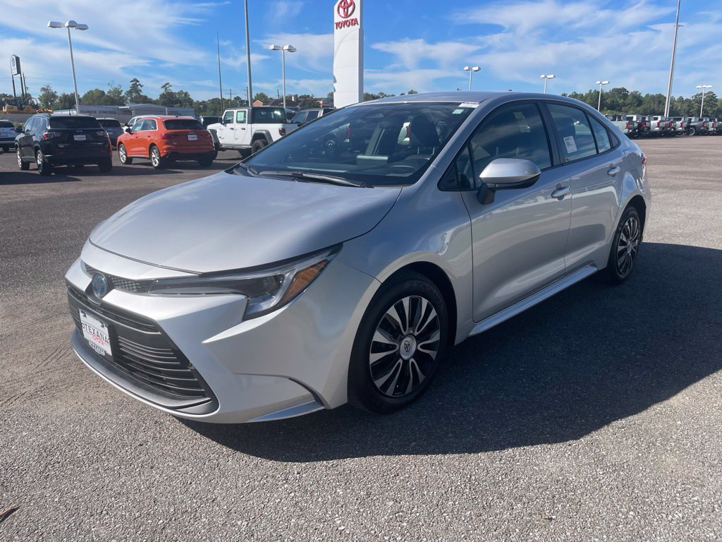 Used 2025 Toyota Corolla LE FWD image 3