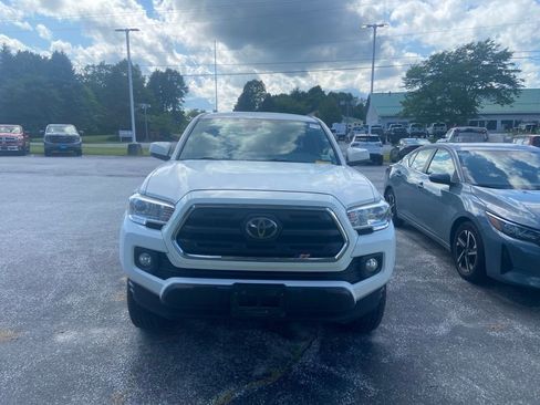 Used 2019 Toyota Tacoma SR5 AWD/4WD image 2