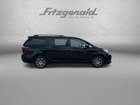 Used 2018 Toyota Sienna XLE image 8