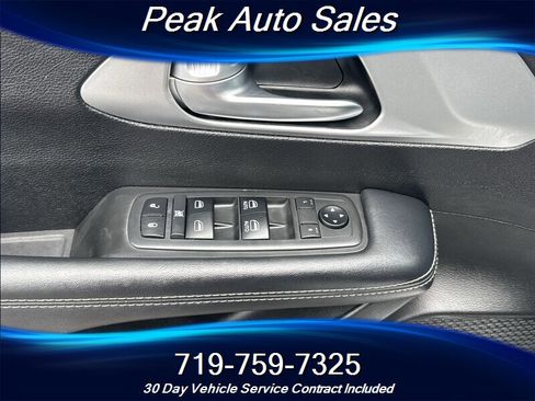 Used 2018 Chrysler Pacifica Touring-L w/ Premium Audio Group FWD image 10