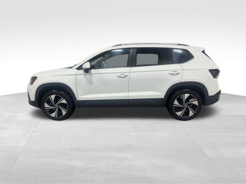 New 2026 Volkswagen Taos SE image 9