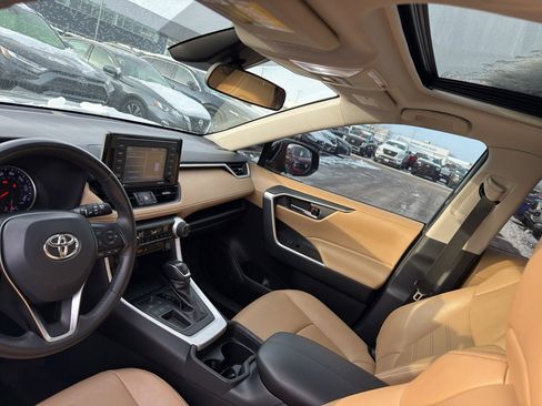 Used 2021 Toyota RAV4 XLE Premium image 25