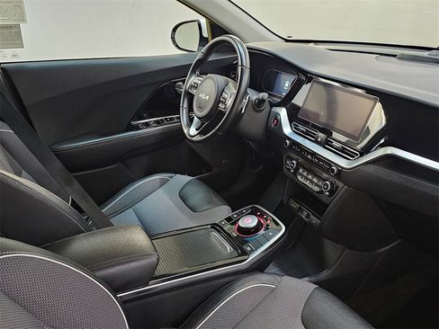 Used 2022 Kia Niro EX image 10