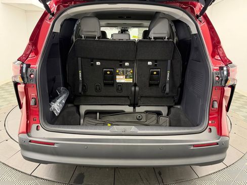 Used 2026 Toyota Sienna XLE FWD image 15