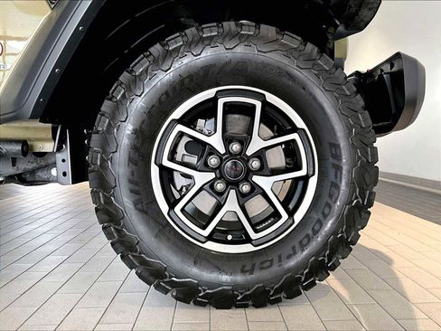 Used 2025 Jeep Wrangler Unlimited Rubicon w/ Convenience Group AWD/4WD image 14