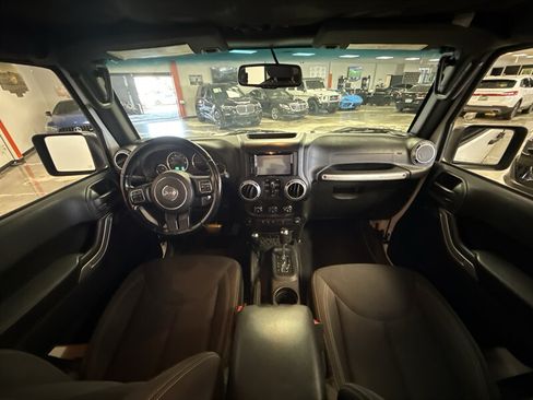 Used 2016 Jeep Wrangler Unlimited Rubicon w/ Connectivity Group AWD/4WD image 23