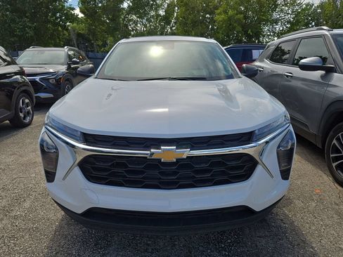Used 2025 Chevrolet Trax LS FWD image 2