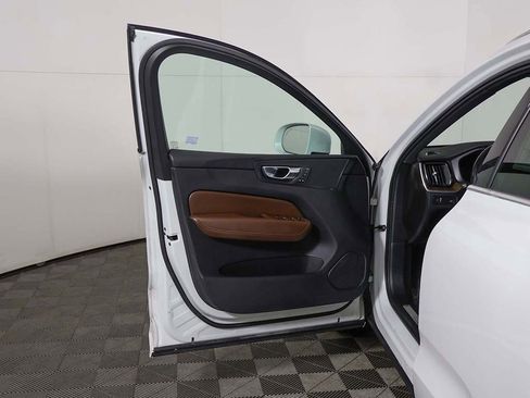 Used 2021 Volvo XC60 T5 Momentum w/ Premium Package image 19