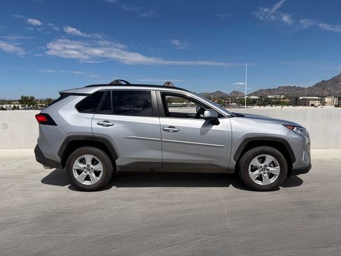 Used 2019 Toyota RAV4 XLE w/ Convenience Package FWD image 3