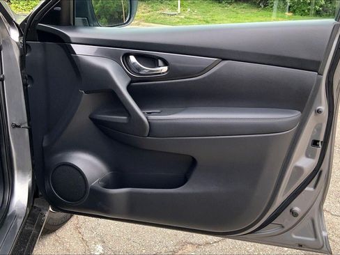 Used 2018 Nissan Rogue SV AWD/4WD image 26