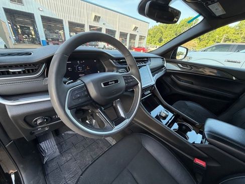 Used 2023 Jeep Grand Cherokee L Laredo AWD/4WD image 12