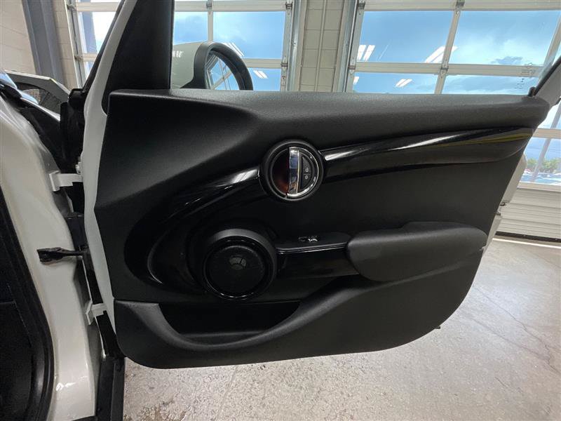 Used 2021 MINI Cooper 4-Door Hardtop w/ Premium Package FWD image 29