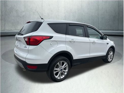 Used 2019 Ford Escape SE image 6
