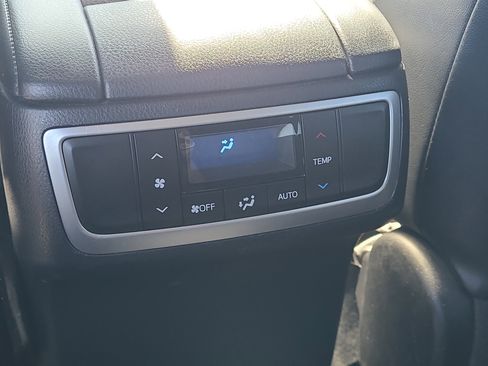 Used 2017 Toyota Highlander LE image 16