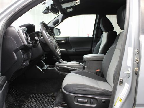 Used 2021 Toyota Tacoma TRD Sport image 9