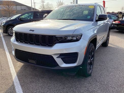 Used 2025 Jeep Grand Cherokee Altitude image 3