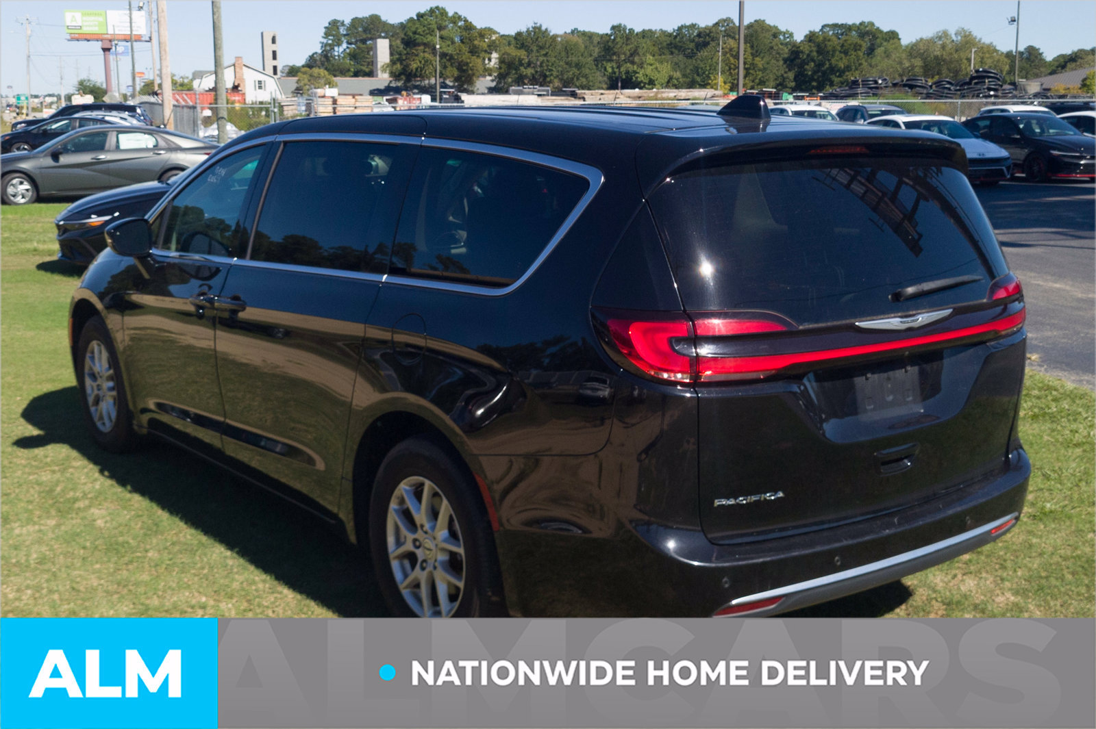 Used 2024 Chrysler Pacifica Touring-L FWD image 4