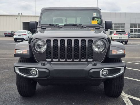 Used 2023 Jeep Gladiator Sport AWD/4WD image 2