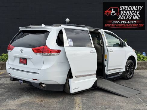 Used 2013 Toyota Sienna XLE w/ Premium Pkg FWD image 1