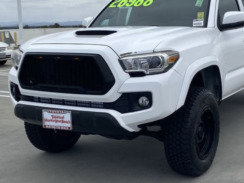 Used 2016 Toyota Tacoma TRD Sport w/ Premium & Technology Package AWD/4WD image 7