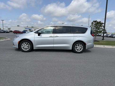 Used 2023 Chrysler Pacifica Touring-L FWD image 3