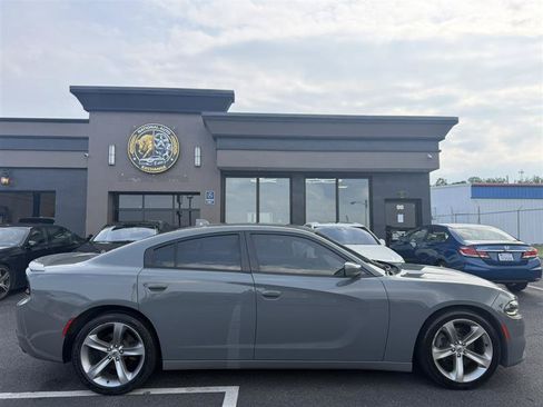 Used 2018 Dodge Charger R/T RWD image 6