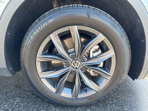 Used 2023 Volkswagen Tiguan SE w/ Panoramic Sunroof Package FWD image 31