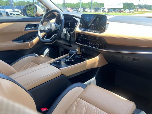 Used 2023 Nissan Rogue Platinum FWD image 16