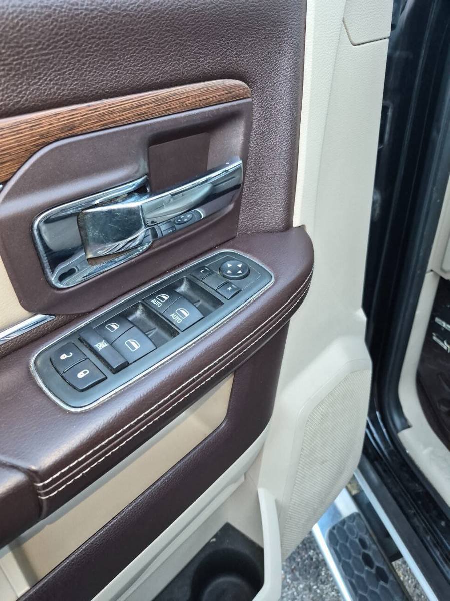 Used 2013 RAM 1500 Laramie w/ Convenience Group AWD/4WD image 18