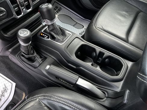 Used 2018 Jeep Wrangler Unlimited Sahara image 18