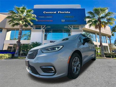 Certified 2024 Chrysler Pacifica Limited image 9