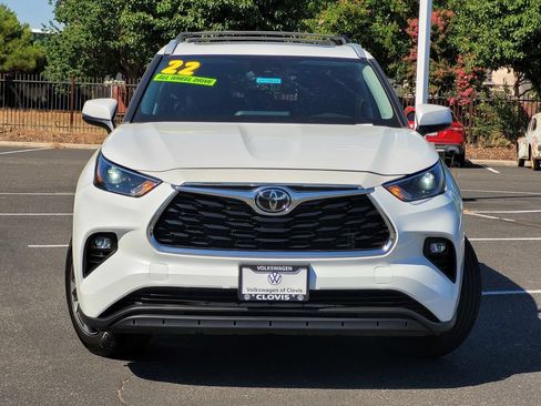 Used 2022 Toyota Highlander XLE AWD/4WD image 3