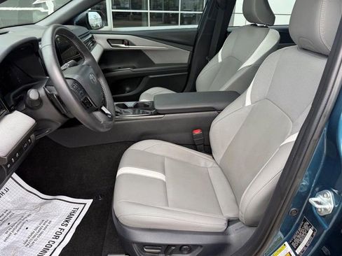 Used 2025 Toyota Camry SE w/ Convenience Package FWD image 16