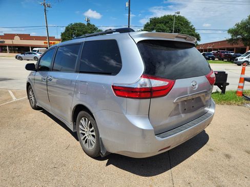 Used 2018 Toyota Sienna XLE w/ XLE Navigation Package FWD image 3