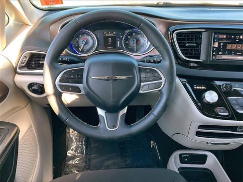 Used 2023 Chrysler Voyager LX image 17