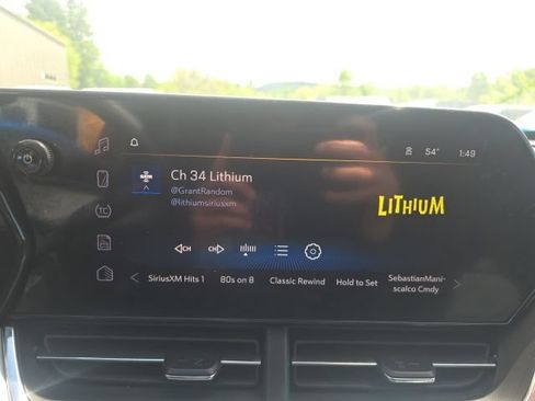 Used 2025 Chevrolet Trax LT w/ LT Convenience Package FWD image 18