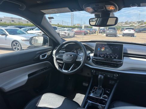 Used 2025 Jeep Compass Limited image 34