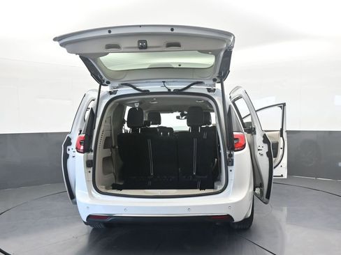 Used 2023 Chrysler Pacifica Touring-L image 76
