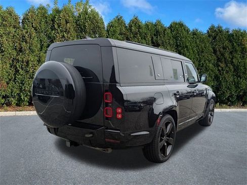 Used 2024 Land Rover Defender 130 X-Dynamic SE image 4