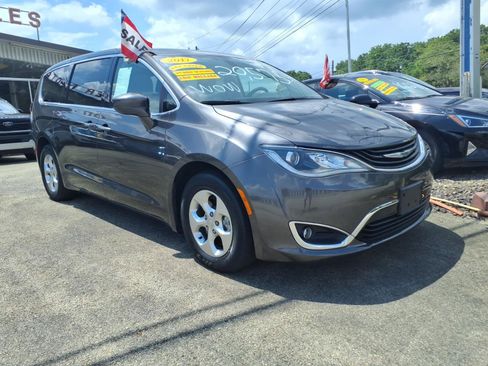 Used 2017 Chrysler Pacifica Touring Plus FWD image 1