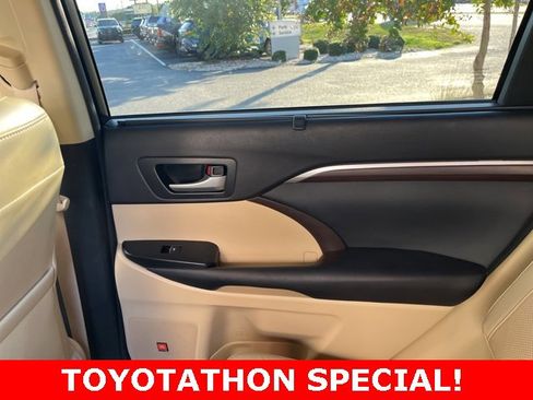 Used 2016 Toyota Highlander Limited Platinum image 17