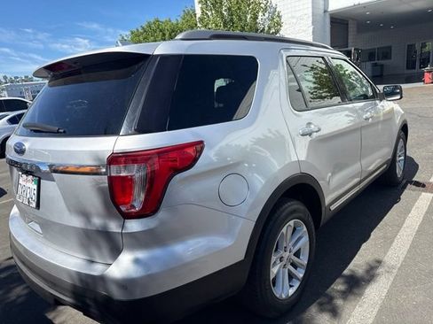 Used 2017 Ford Explorer XLT FWD image 4